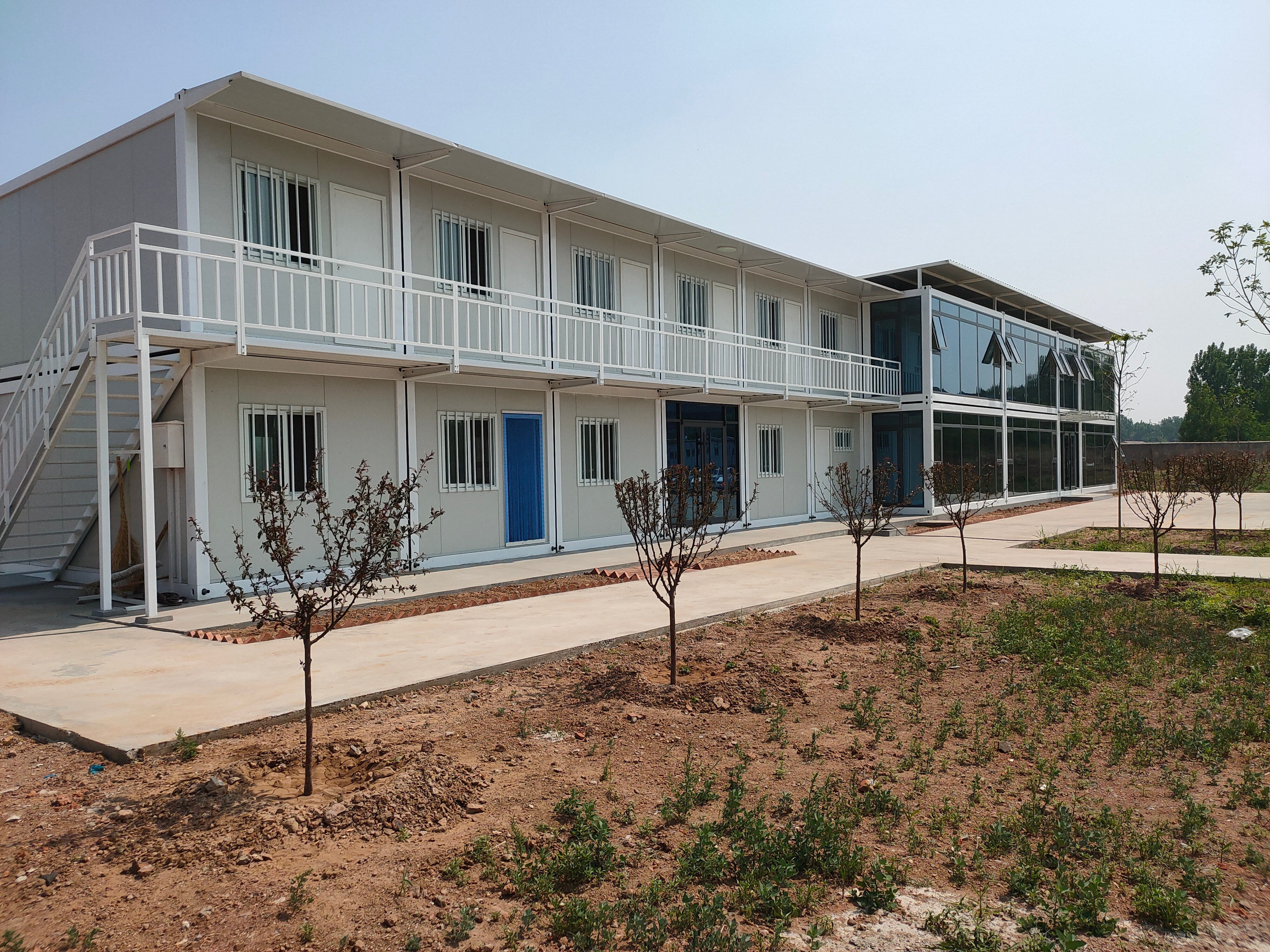 Edificio de oficinas modular - 2 plantas con escalera exterior